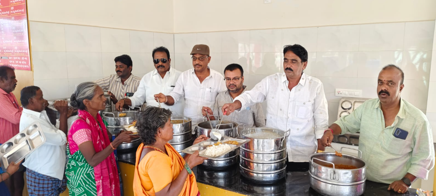 *పుట్టా కృష్ణారెడ్డి వర్ధంతి | పేదలకు అన్నదానం*  *తండ్రి జ్ఞాపకాలను సేవతో నిలుపుకున్న రాజశేఖర్ రెడ్డి.*